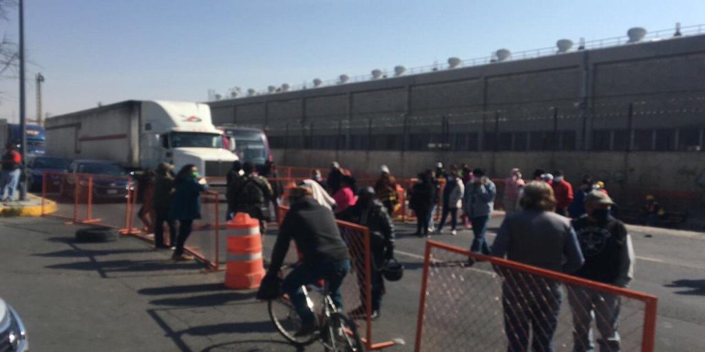Vecinos de Ecatepec bloquean Avenida Central, exigen vacunas