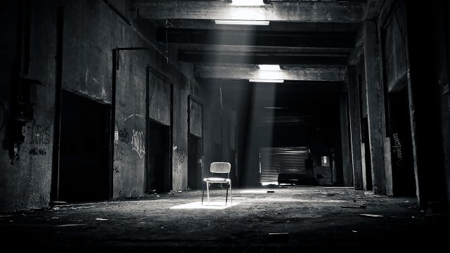 Silla en cuarto oscuro
