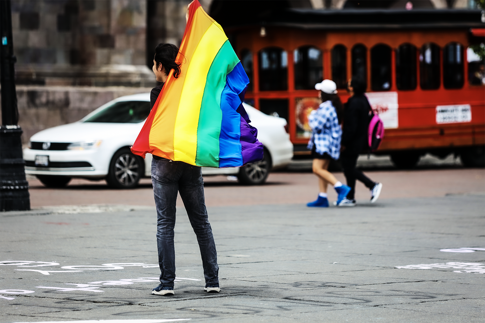 Persona con bandera del orgullo LGBT
