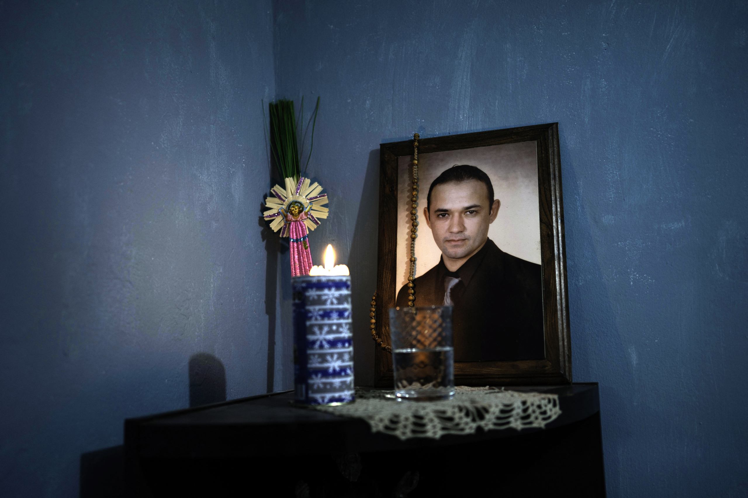 Detail of an altar with the photograph of Cesar Augusto Fernandez who died of Covid-19 after being infected working in an oil tanker, in Veracruz, Mexico on August 23, 2021. - With just days to go before school restarts in Mexico, Andrea Montero, mother of three children shaken by the sudden death of their father from covid-19, has made up her mind: her children will not attend school in person. (Photo by VICTORIA RAZO / AFP)