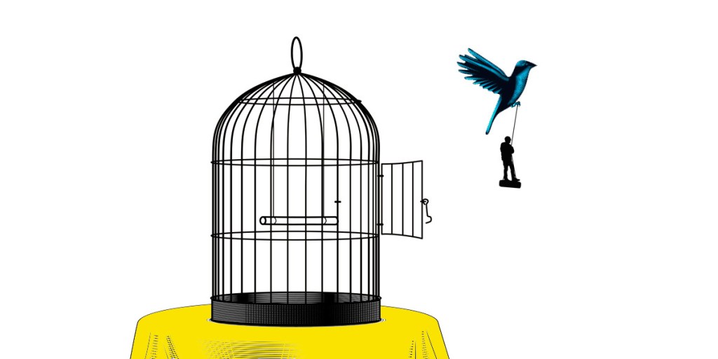 Una jaula abierta sobre una mesa amarilla, con un pájaro azul volando y un pequeño hombre suspendido de él.