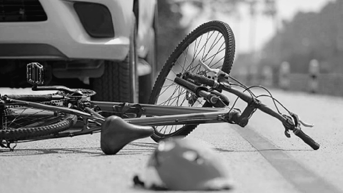 bicicleta tirada frente a coche