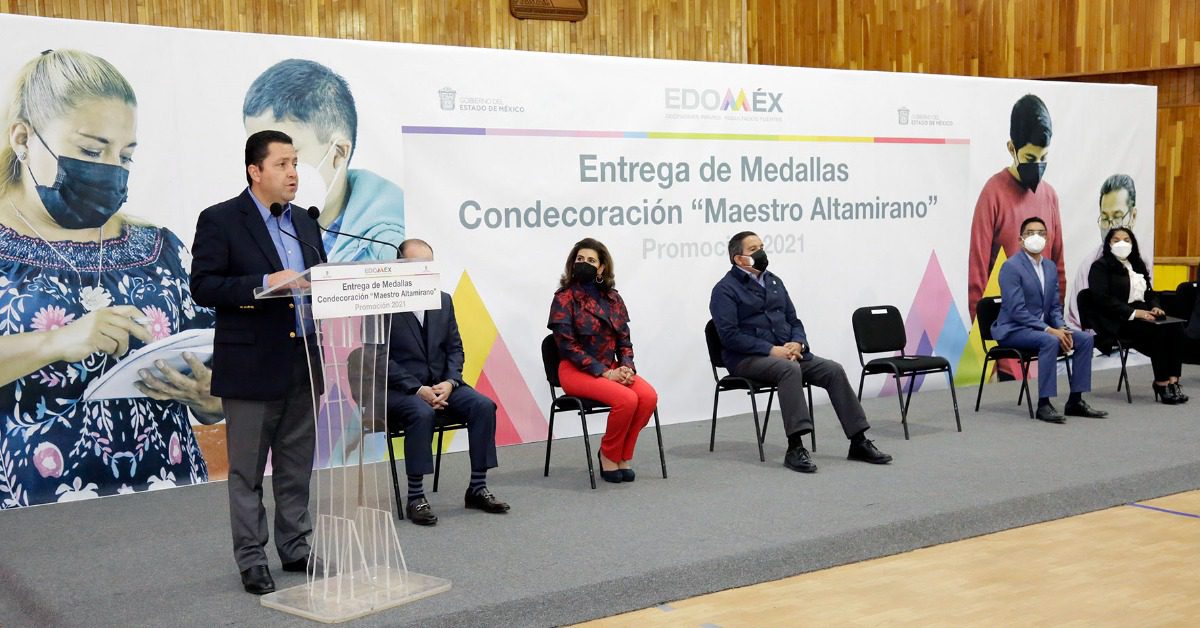 condecoracion-maestro-altamirano