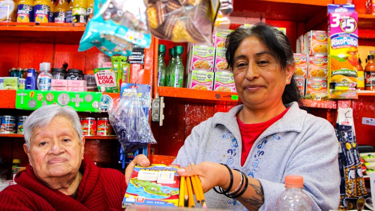 Señoras-regalan-utiles-escolares-en-Toluca
