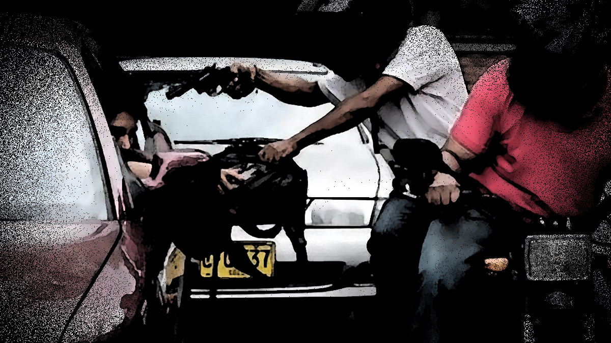 Personas robando en motocicleta a automovilista