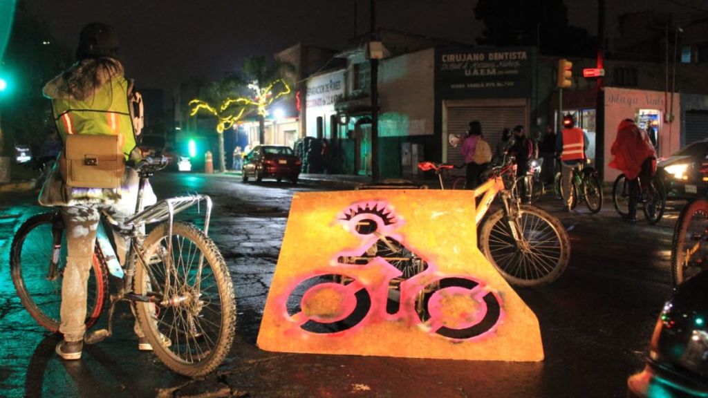 Ciclistas cierran calles para exigir ciclovías en Edomex