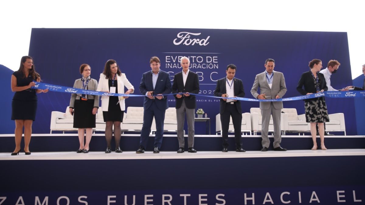 Alfredo del Mazo junto a directivos de Ford México