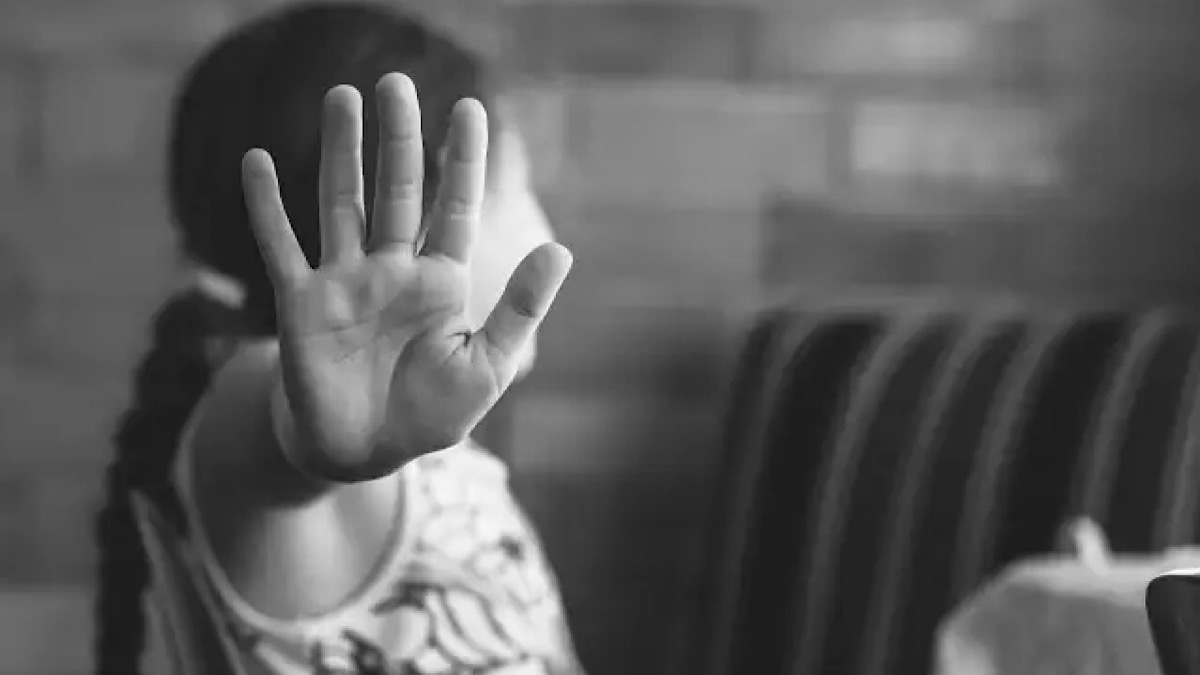 Niña señalando con la mano un alto