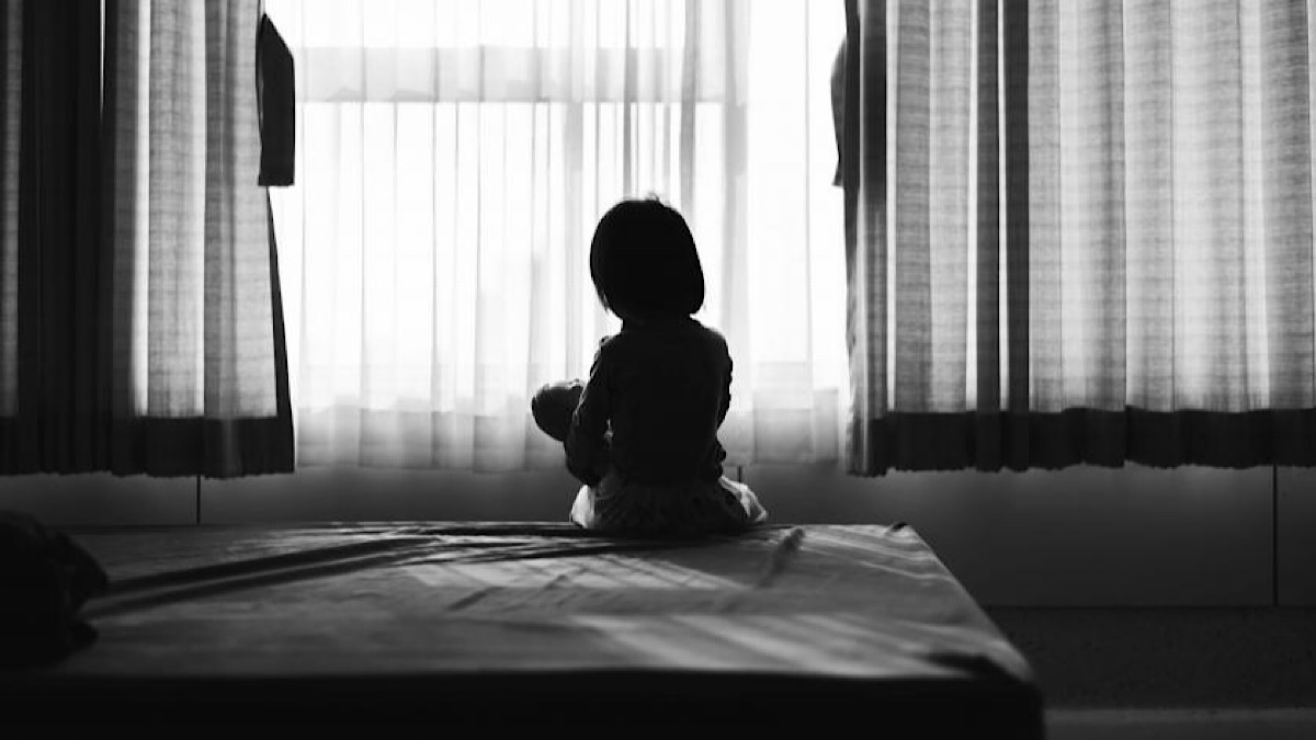 niña de espaldas con juguete