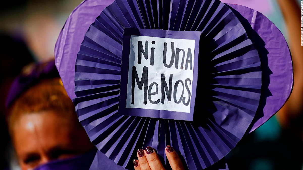 Cartel morado con la leyenda "Ni una menos"