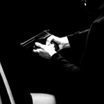 hombre apuntando con una pistola