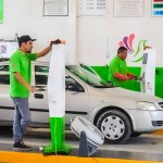 Personal del verificentro atediendo un automóvil