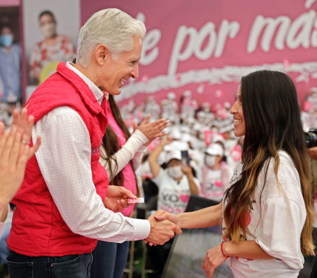 Alfredo Del Mazo en entrega de tarjetas de Salario rosa en Ecatepec