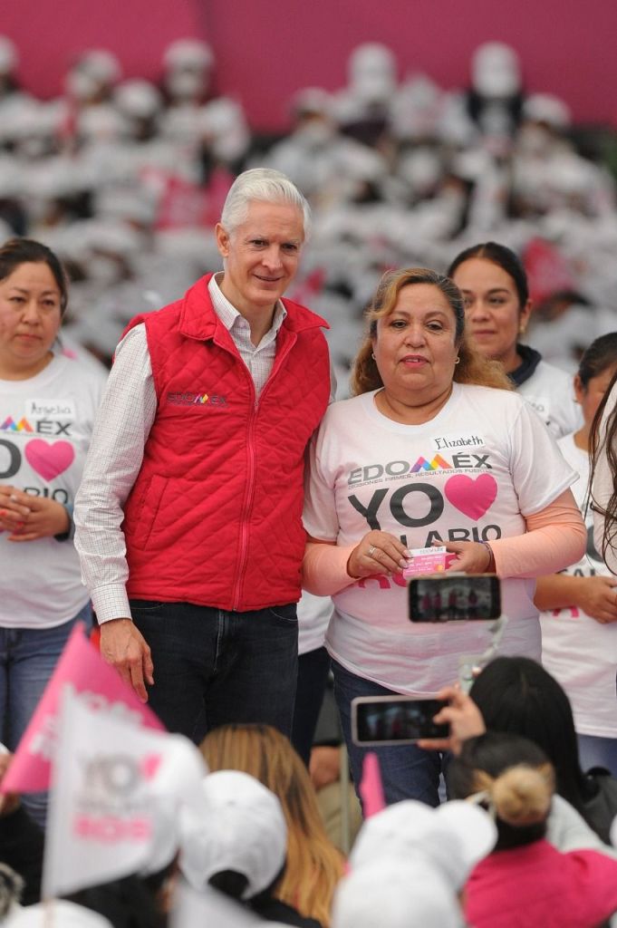 Entrega de tarjeta del salario rosa en Ecatepec