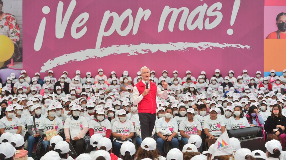 Alfredo Del Mazo en evento del Salario rosa