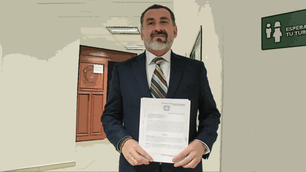 Desde el año 2000 forma parte de la platilla docente de la facultad, impartiendo materias como Teoría del Estado y Teoría General del Proceso