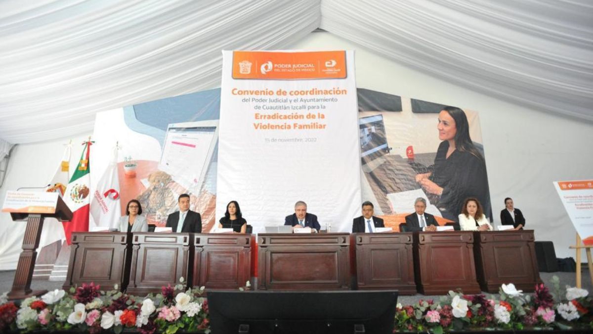 Podium con autoridades de Cuautitlán Izcalli