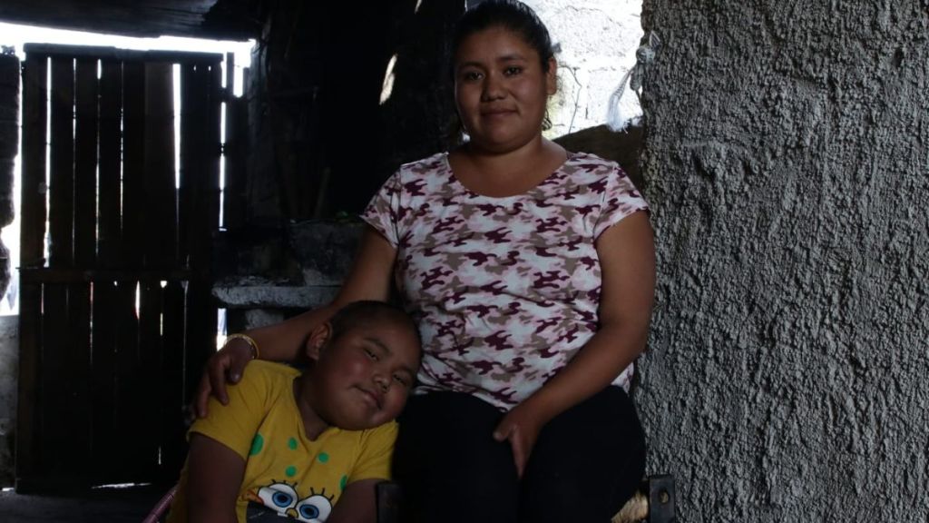 Diego y su madre María de los ángeles