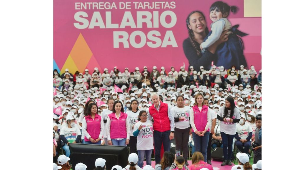 Alfredo del Mazo con las mujeres que recibieron el salario rosa