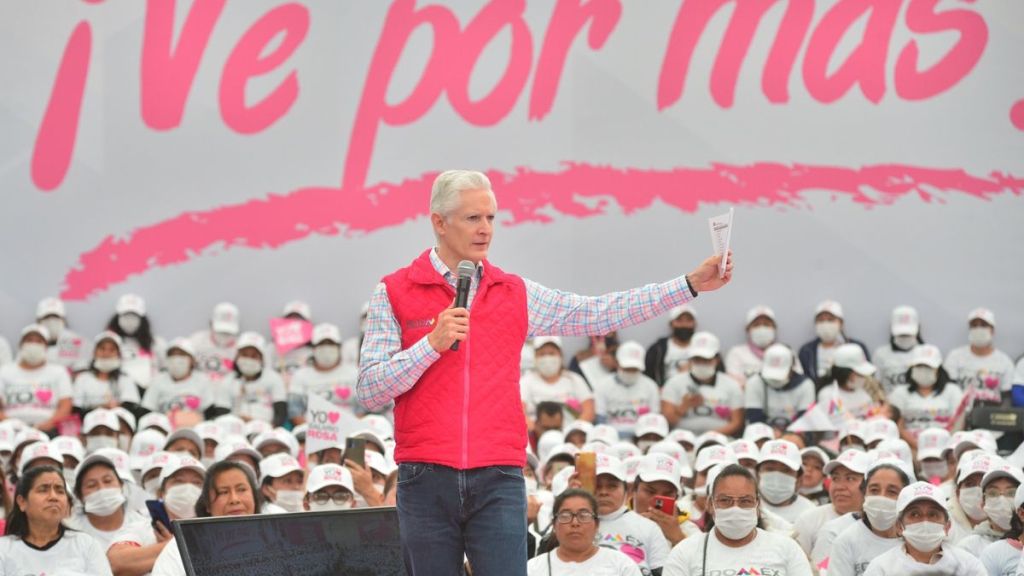 Alfredo del Mazo en la entrega del salario rosa