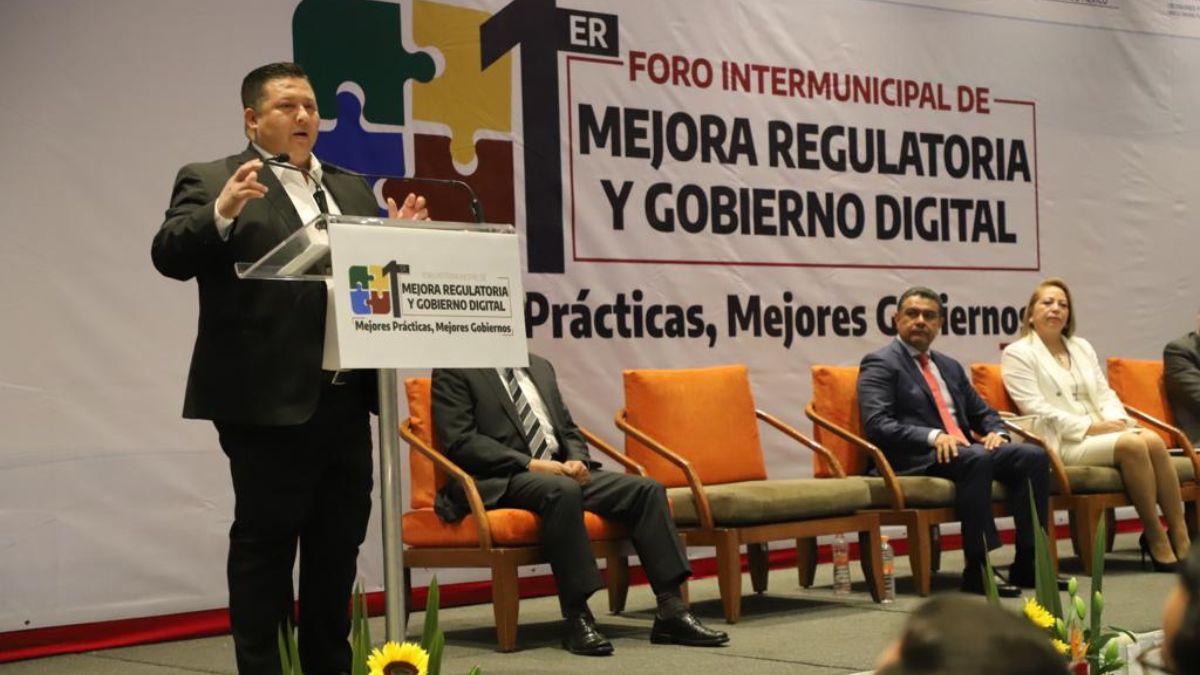 Alcalde Armando Navarrete hablando en podio en foro de Mejora Regulatoria