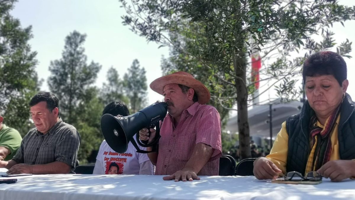 Integrantes del Movimiento Magisterial Mexiquense en conferencia de prensa
