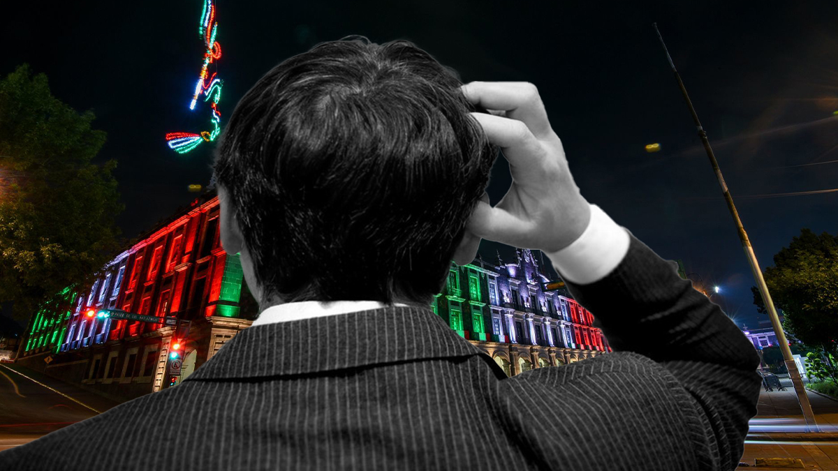 Hombre frente a palacio de gobierno