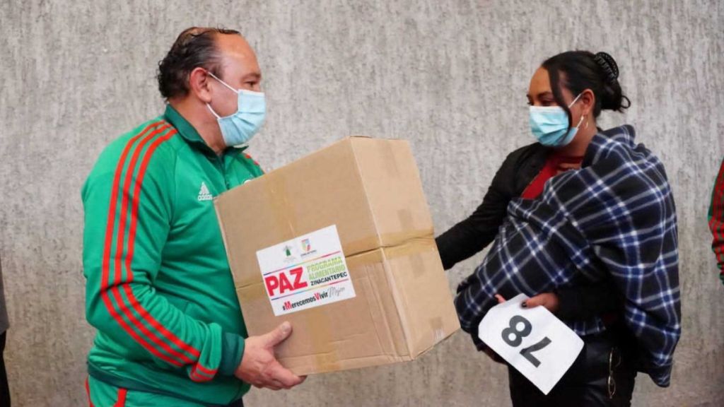 Entrega Manuel Vilchis apoyos de Programa Alimentario Zinacantepec (PAZ) 