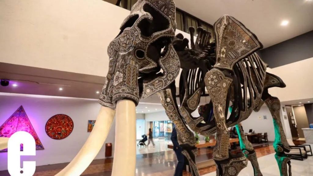 pieza de arte huichol en exposición