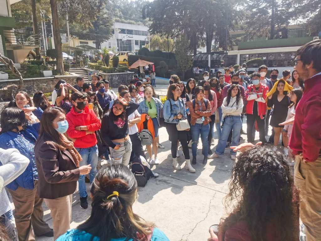 Estudiantes de la Facultad de Ciencias Políticas y Sociales de la UAEMex realizan asamblea contra la modalidad híbrida