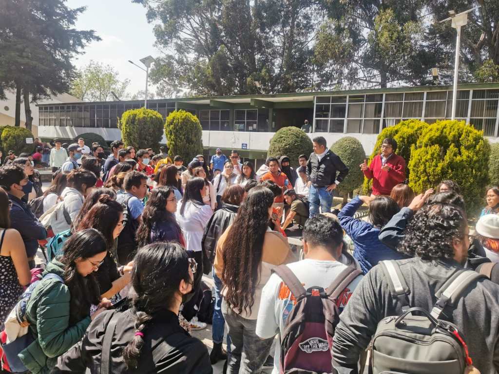 Estudiantes de la Facultad de Ciencias Políticas y Sociales de la UAEMex realizan asamblea contra la modalidad híbrida