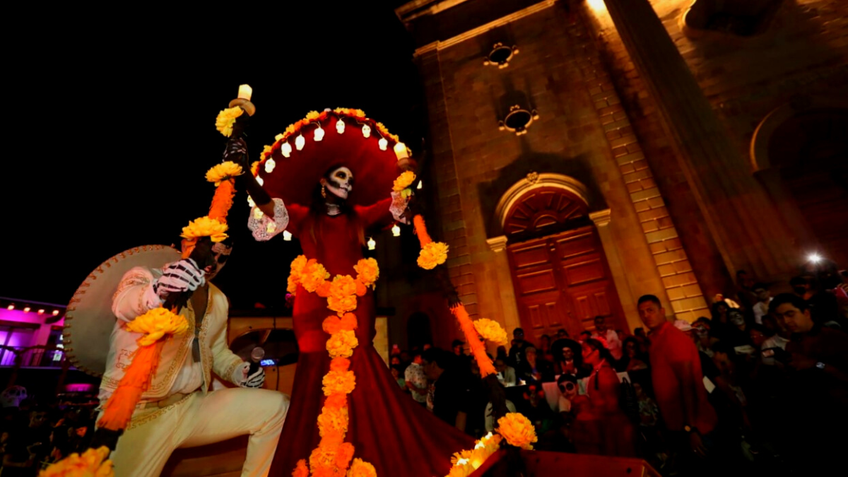 Niñas, niños, jóvenes y adultos atuendos que evocan las tradiciones mexicanas en Día de Muertos con el desfile Catrineando en Valle de Bravo
