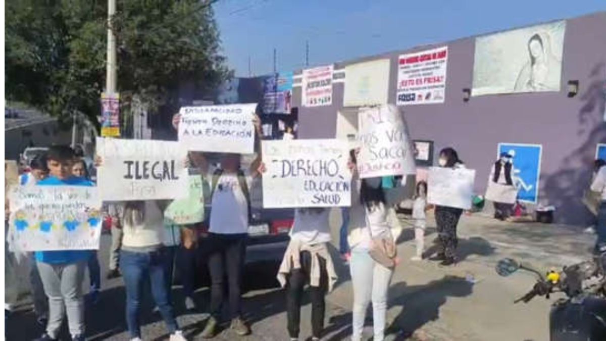 se manifiestan contra desalojo de centro para niños con autismo