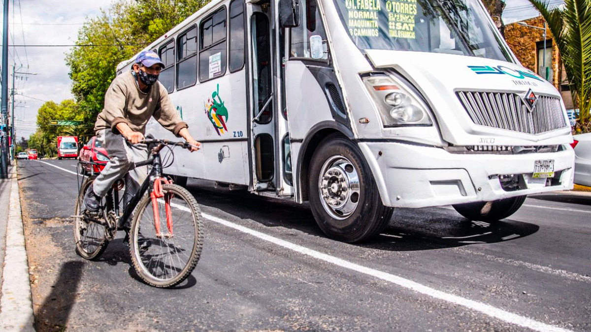 Ciclista en la avenida Isidro Fabela