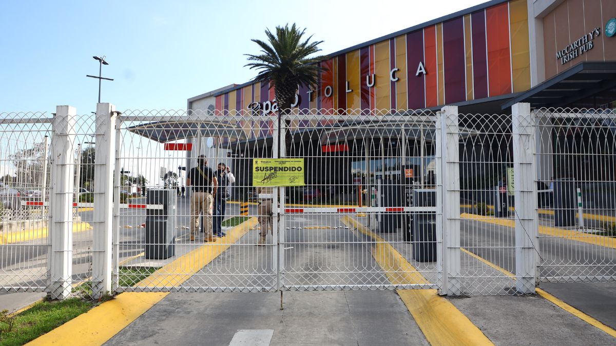 Sello de suspendido en la entrada de Patio Toluca