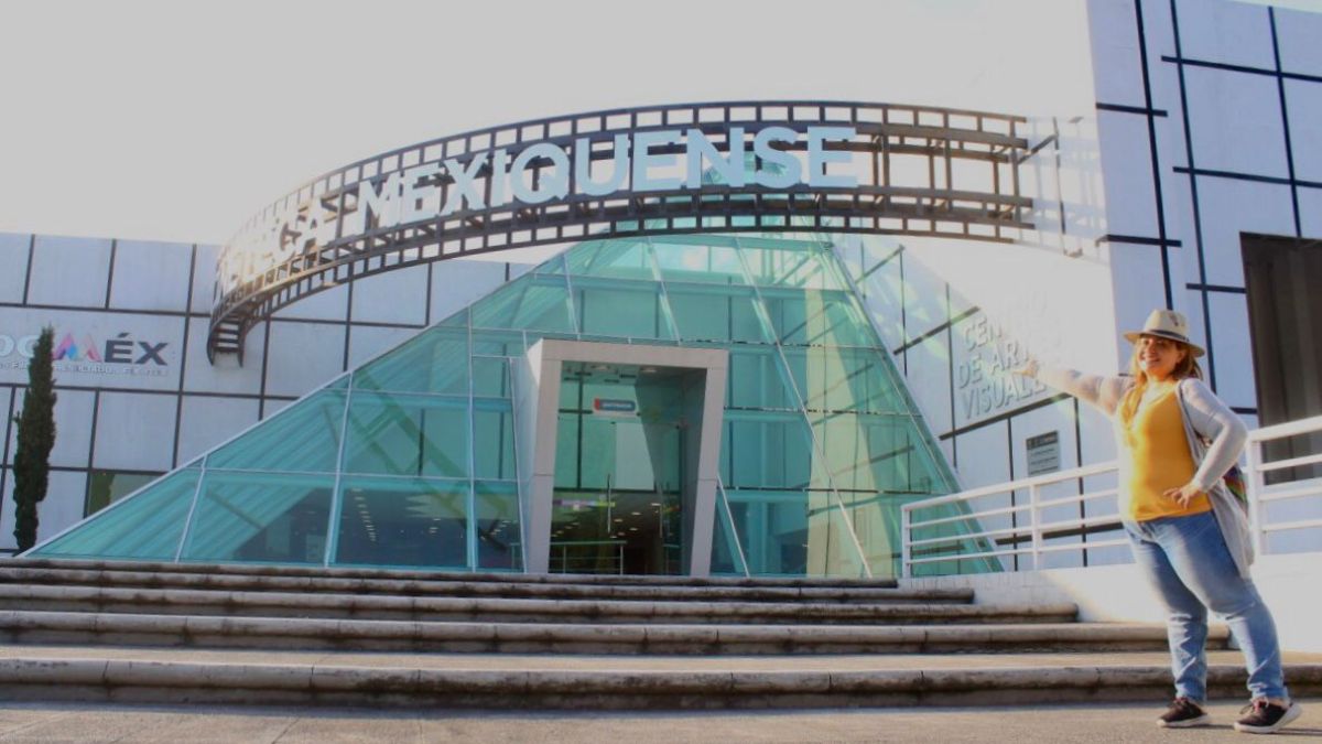 Mujer señalando la entrada de la Cineteca Mexiquense