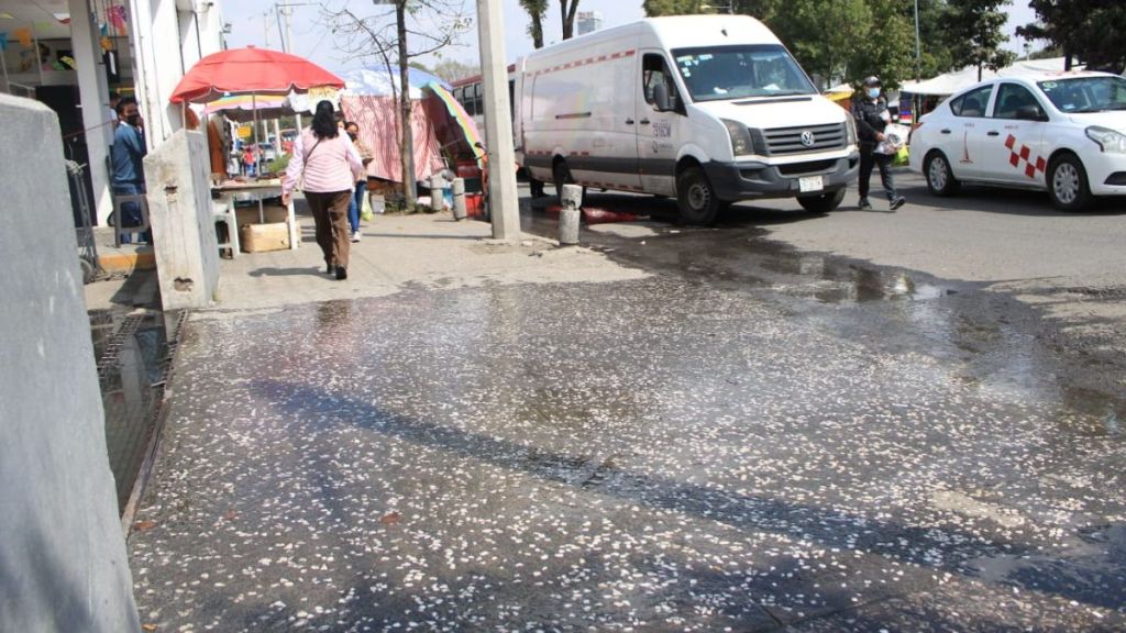 Aguas negras salen de una coladera por la zona de la terminal de toluca