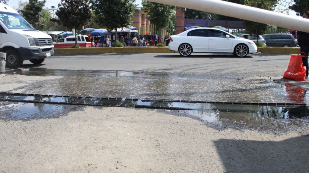 Aguas negras salen de una coladera por la zona de la terminal de toluca