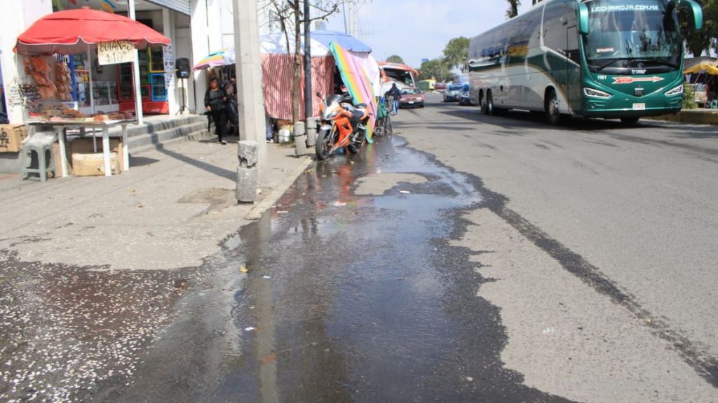 Aguas negras salen de una coladera por la zona de la terminal de toluca