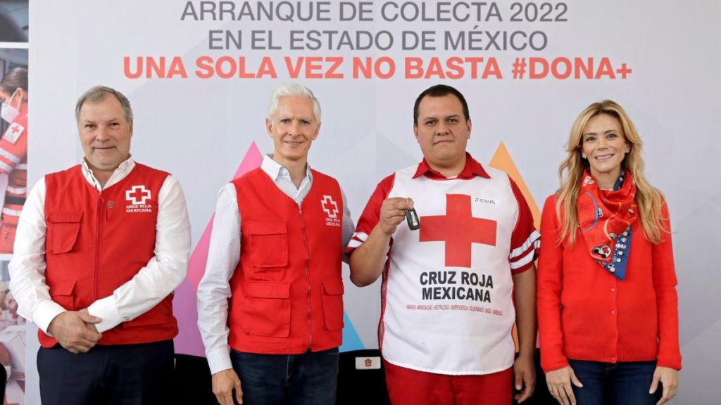 Alfredo del Mazo y Fernanda Castillo reconocen trabajo de personal médico