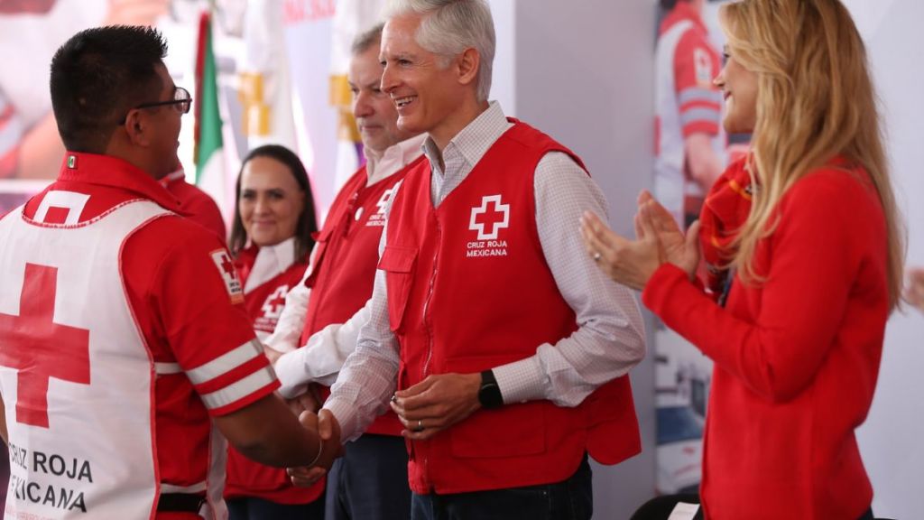 Alfredo del Mazo y Fernanda Castillo reconocen trabajo de personal médico