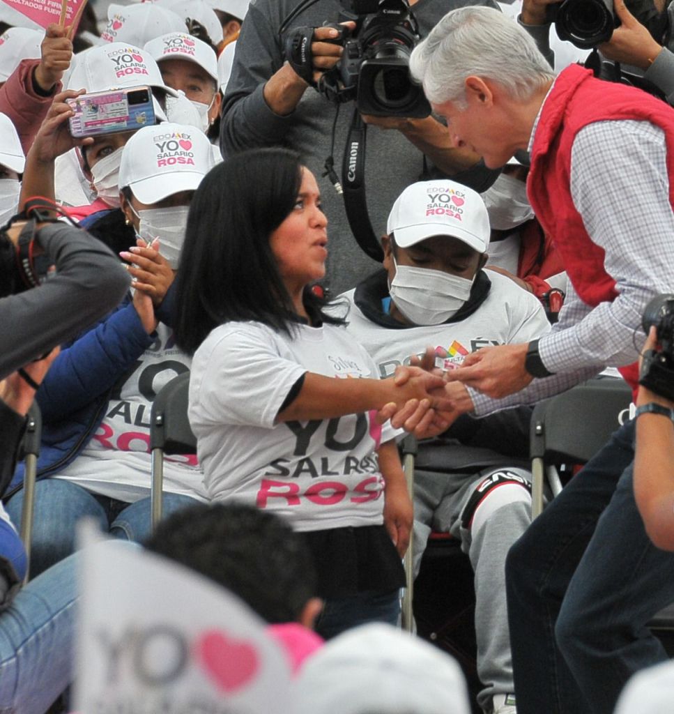 Alfredo del Mazo y una mujer con discapacidad