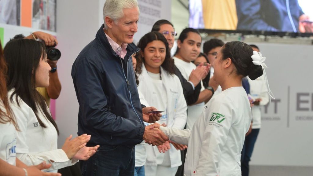 Alfredo del Mazo entrega becas Ciencia Edomex