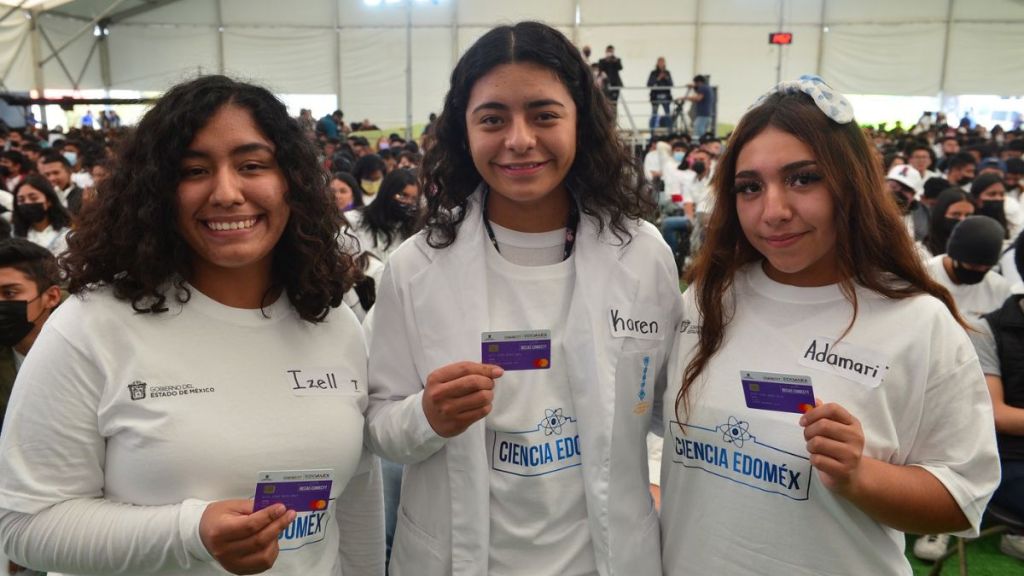 Estudiantes con su tarjeta de la beca ciencia Edomex