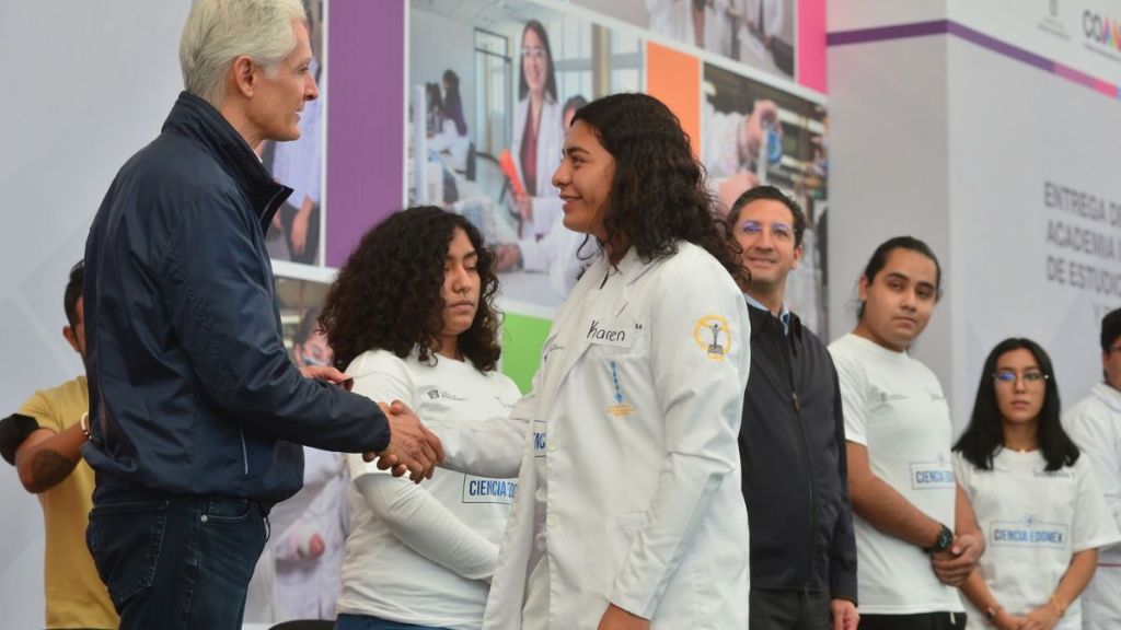 Alfredo del Mazo entrega becas Ciencia Edomex
