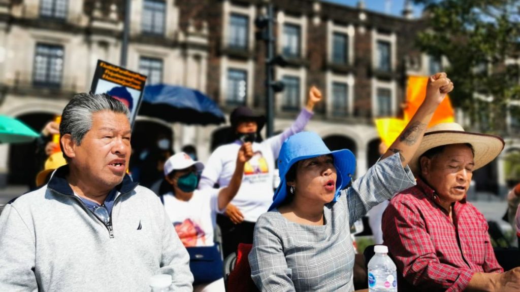 luchadores sociales con el puño en alto exigen audiencia con el gobernador