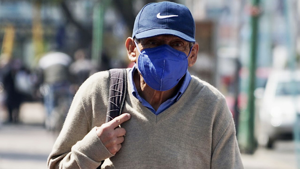 Adulto mayor usando cubrebocas en las calles durante la pandemia de covid-19