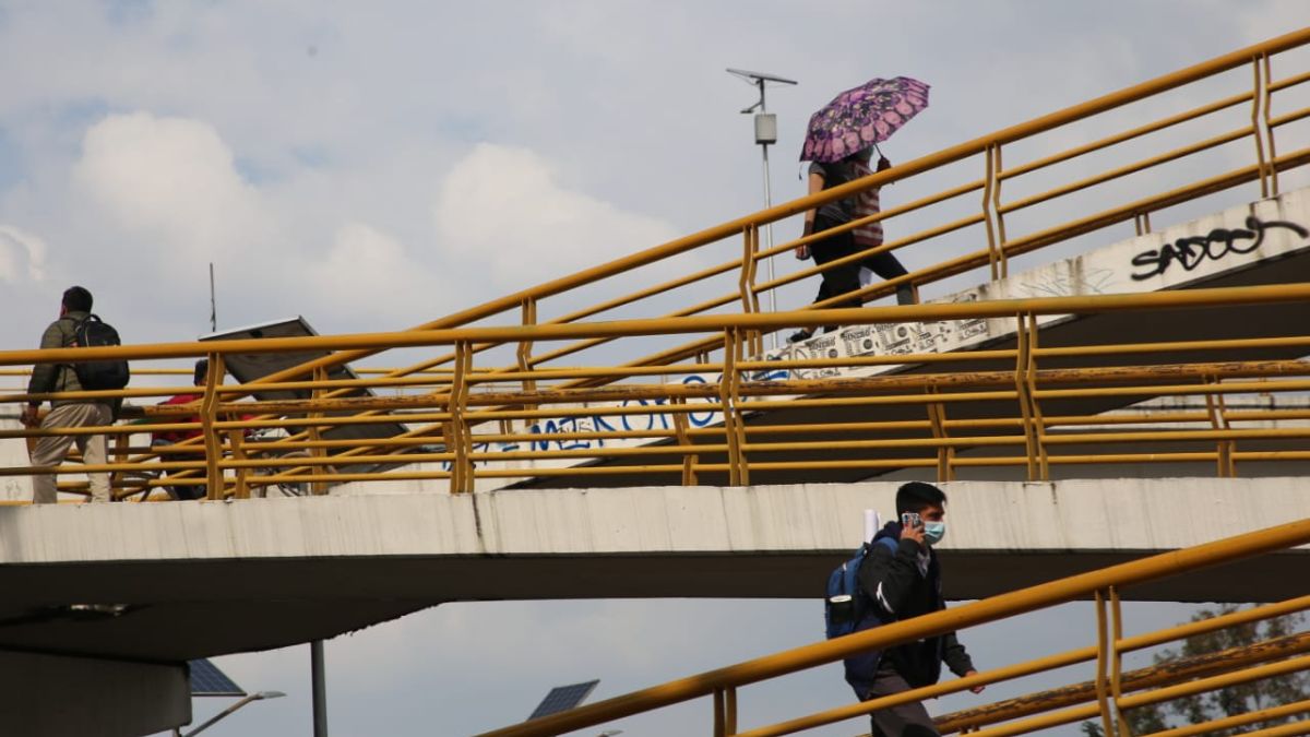 Puente peatonal en Alfredo del Mazo