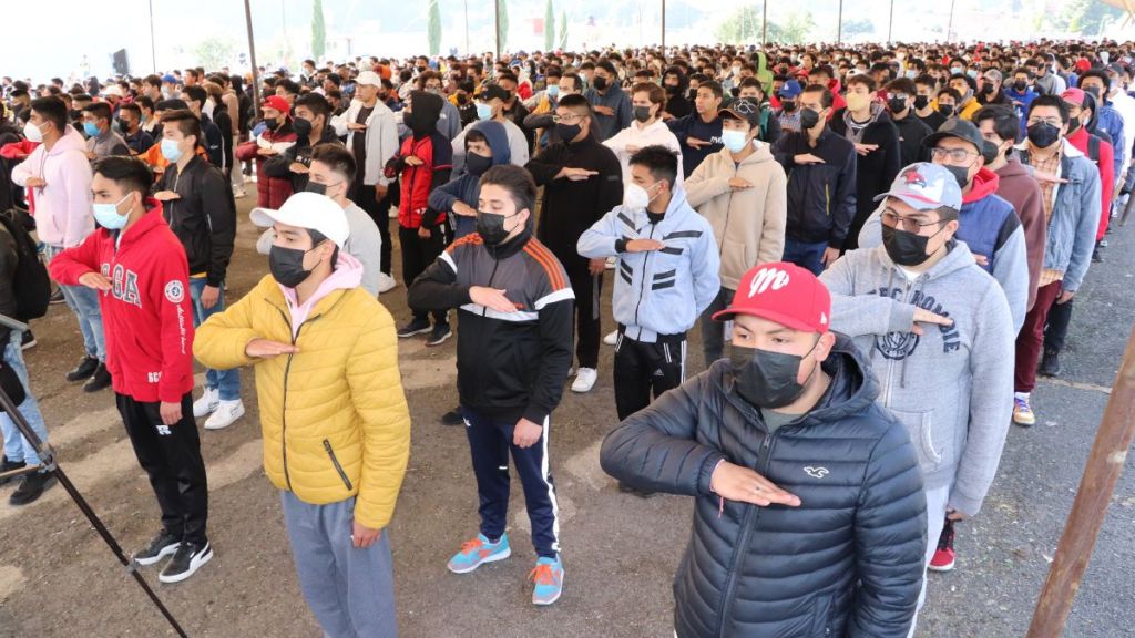 Jóvenes de Huixquilucan para enlistarse y obtener su cartilla militar