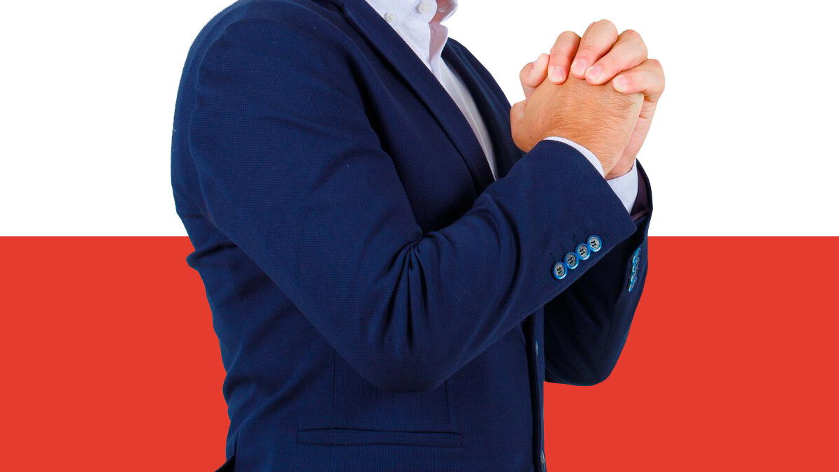 Persona con las manos cruzadas